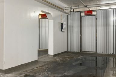 Infiltração na garagem com água no chão depois das primeiras chuvas.